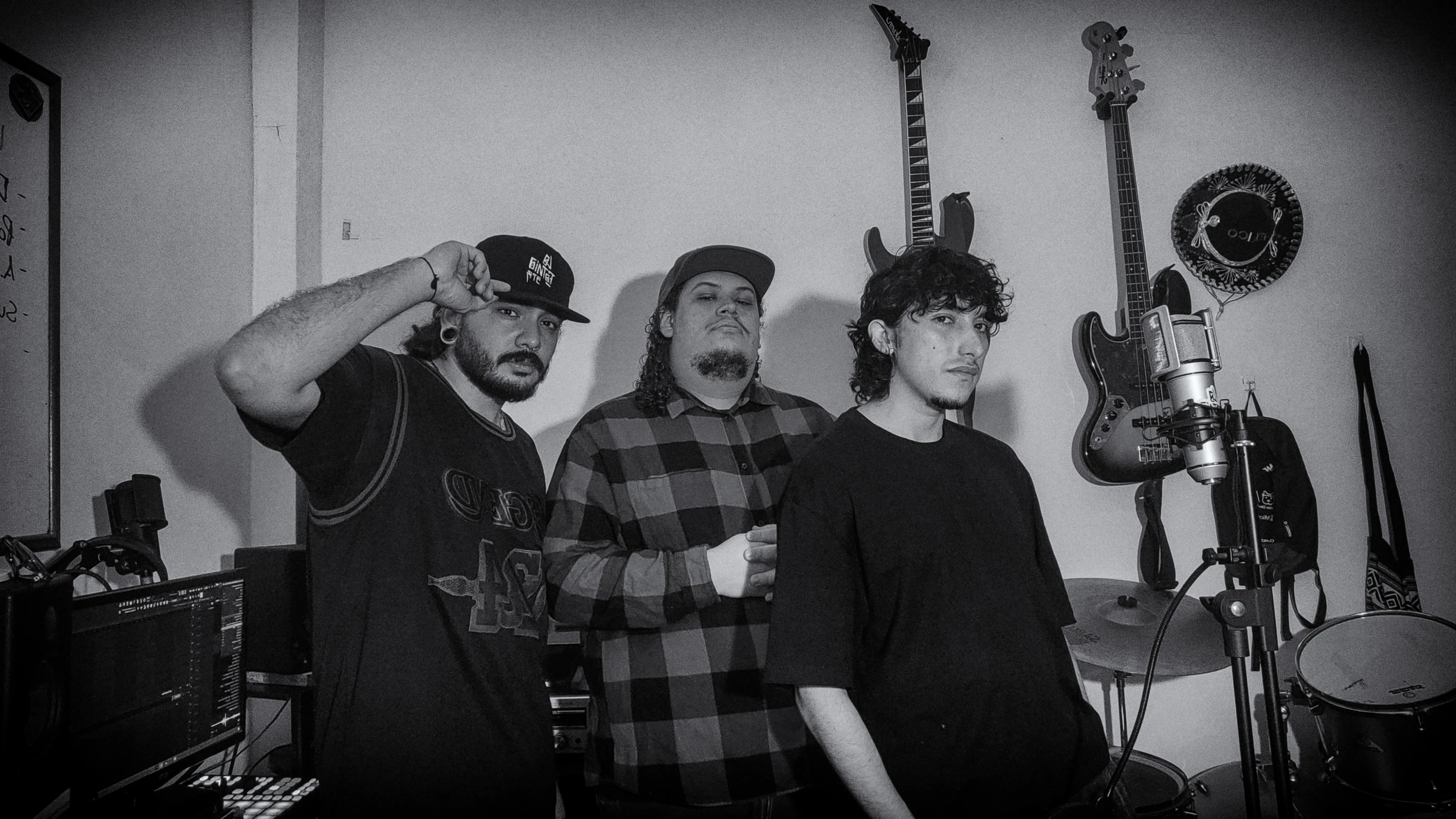 Foto del grupo La Fatnia Street en blanco y negro en el estudio